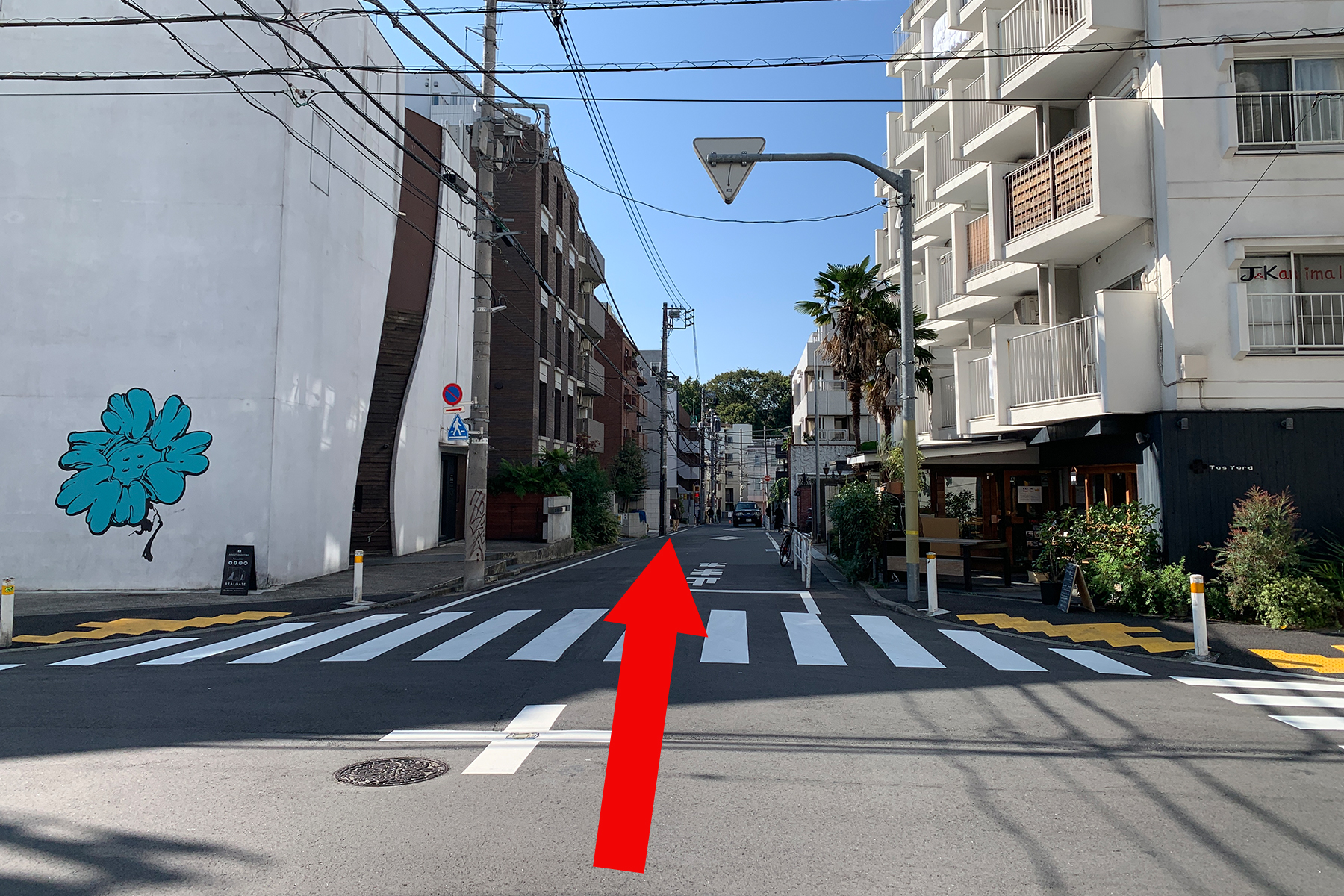 十字路を真っ直ぐ進む