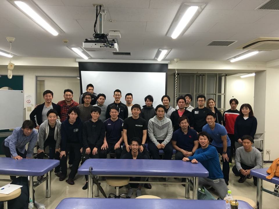 呼吸からのアプローチを指導する様子