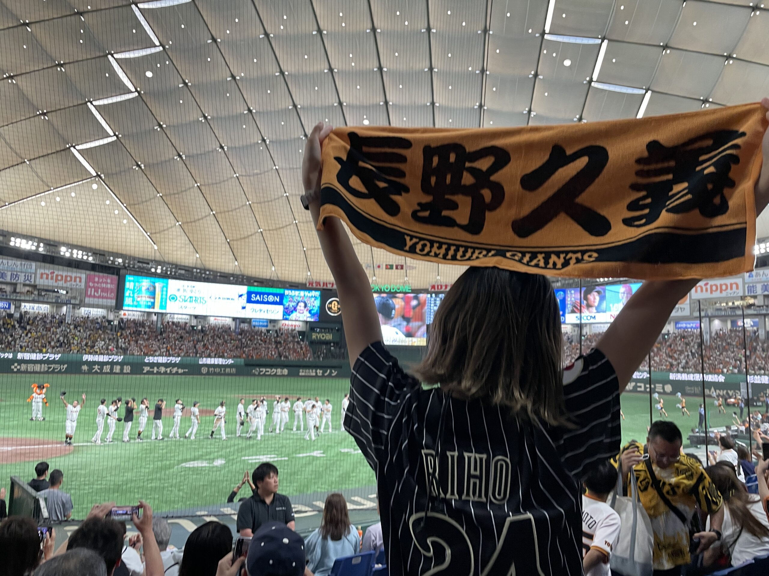 スタジアムでスポーツ観戦を楽しむ様子